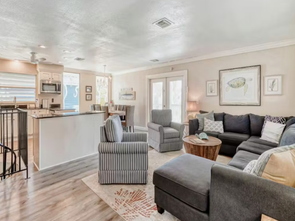 Anna Maria Island Luxurious Tropical Retreat with private Pool & Game Room